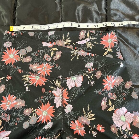 SO Black Floral Print Sporty 7/8 Leggings Crossover Waistband Size Medium - Picture 8 of 10